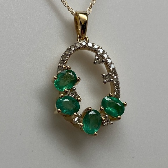 10k Yellow Gold Natural Emerald and Diamond Cluster Pendant with Chain NEW - Picture 1 of 16
